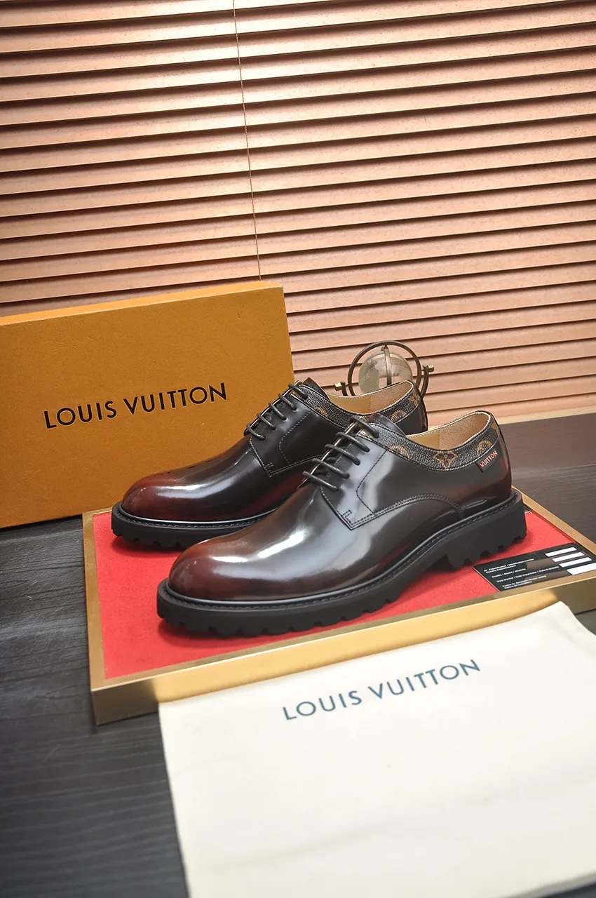 Men's men's shoes 💰560💶 [LV] (original single cowhide lining) 🍀LV's latest genuine leather business suit shoes are launched simultaneously on the official website. The first-layer cowhide imported from Italy is made of heavy gold, 💥1:1 rubber outsole from the official website. Versatile to wear, high-end without losing class, and the color combination is extraordinary. This four-season style is alluring when worn on your feet, showing off your big-name flair. Standard code 38-44 (45 customized)